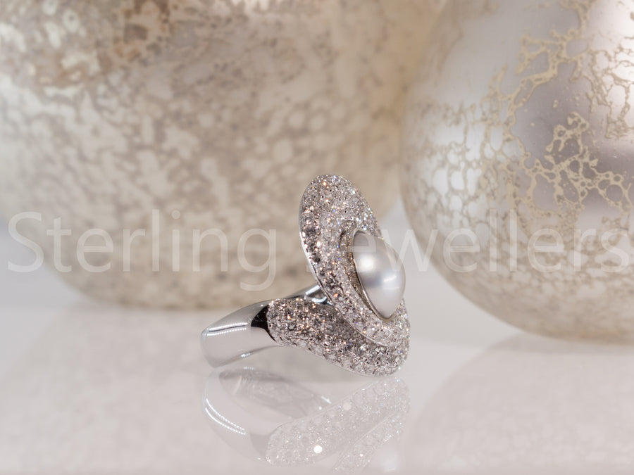 18ct W/G Mabe pearl & diamond ring