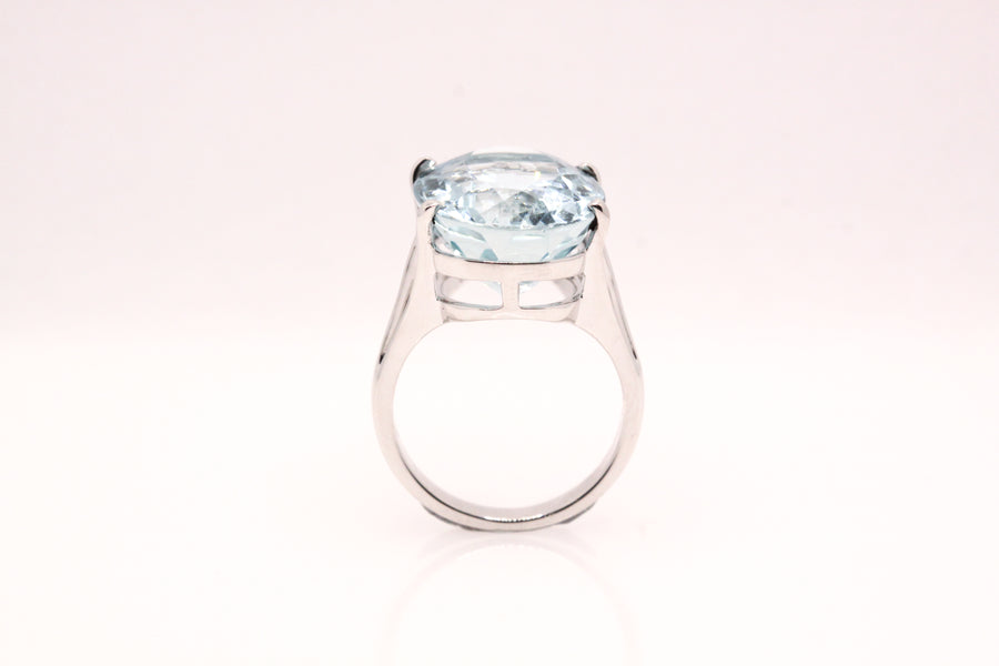 18ct W/G Aquamarine ring