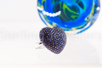 18ct white gold blue Sapphire heart ring